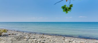 Turtle Cove Bay Beach House ~ 13 Mi to Buffalo!
