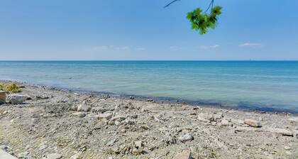 Turtle Cove Bay Beach House ~ 13 Mi to Buffalo!