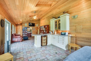 House (5 Bedrooms) | Interior