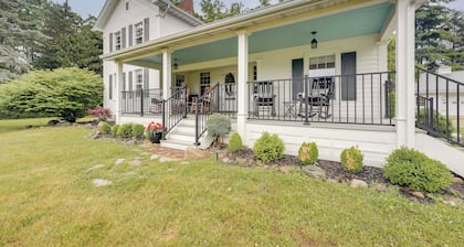 Wolcottville Farmhouse: 18 Mi to Shipshewana