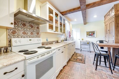 Wolcottville Farmhouse: 18 Mi to Shipshewana