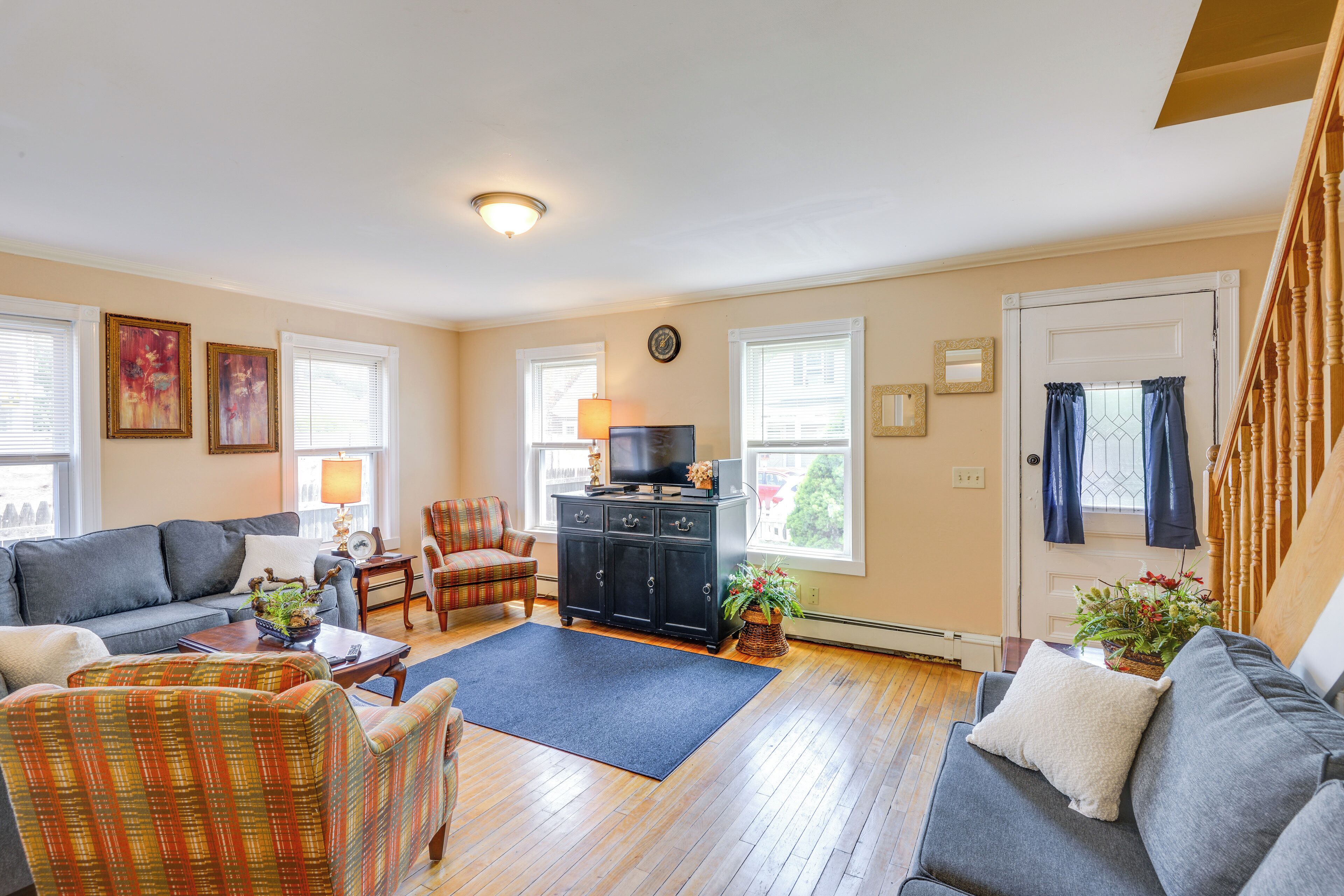 House (5 Bedrooms) | Living area | TV, video game console