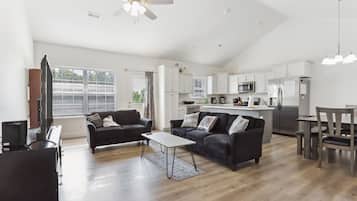 House (4 Bedrooms) | Living area | TV