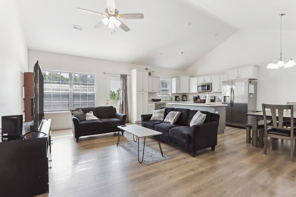 House (4 Bedrooms) | Living area