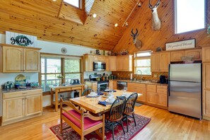 Interior - Pet-friendly Vienna Cabin w/ Screened-in Porch! (Vienna)