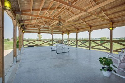 Sunset View Home: 1 Mi to Smithville Lake!