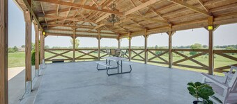 Sunset View Home: 1 Mi to Smithville Lake!