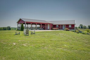 Apartment (1 Bedroom) | Front of property - Sunset View Home: 1 Mi to Smithville Lake! (Plattsburg)