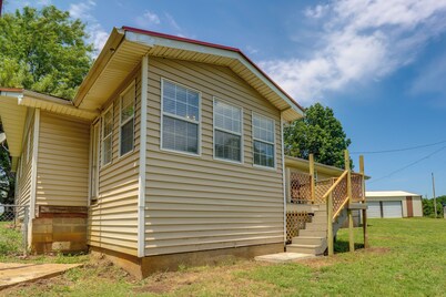 Charming Kaw Lake Country Home w/ Game Room!