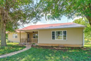 Interior - Charming Kaw Lake Country Home w/ Game Room! (Newkirk)