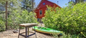 Pet-friendly & Secluded Regina Cabin w/ Fireplace!