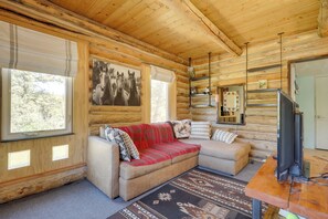House (0 Bedroom) | Interior - Pet-friendly & Secluded Regina Cabin w/ Fireplace! (Regina)