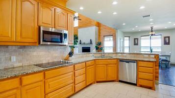 House (4 Bedrooms) | Interior