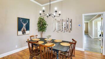 House (3 Bedrooms) | Interior