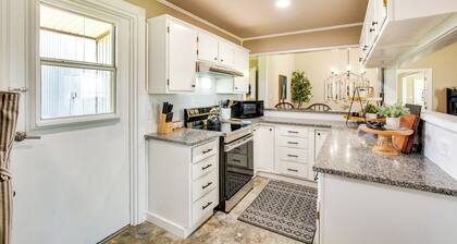 Charming Oklahoma Escape Near Beaches & Golfing!