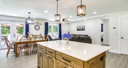 Christy's Cottage w/ Hot Tub - 2 Mi to Beach!