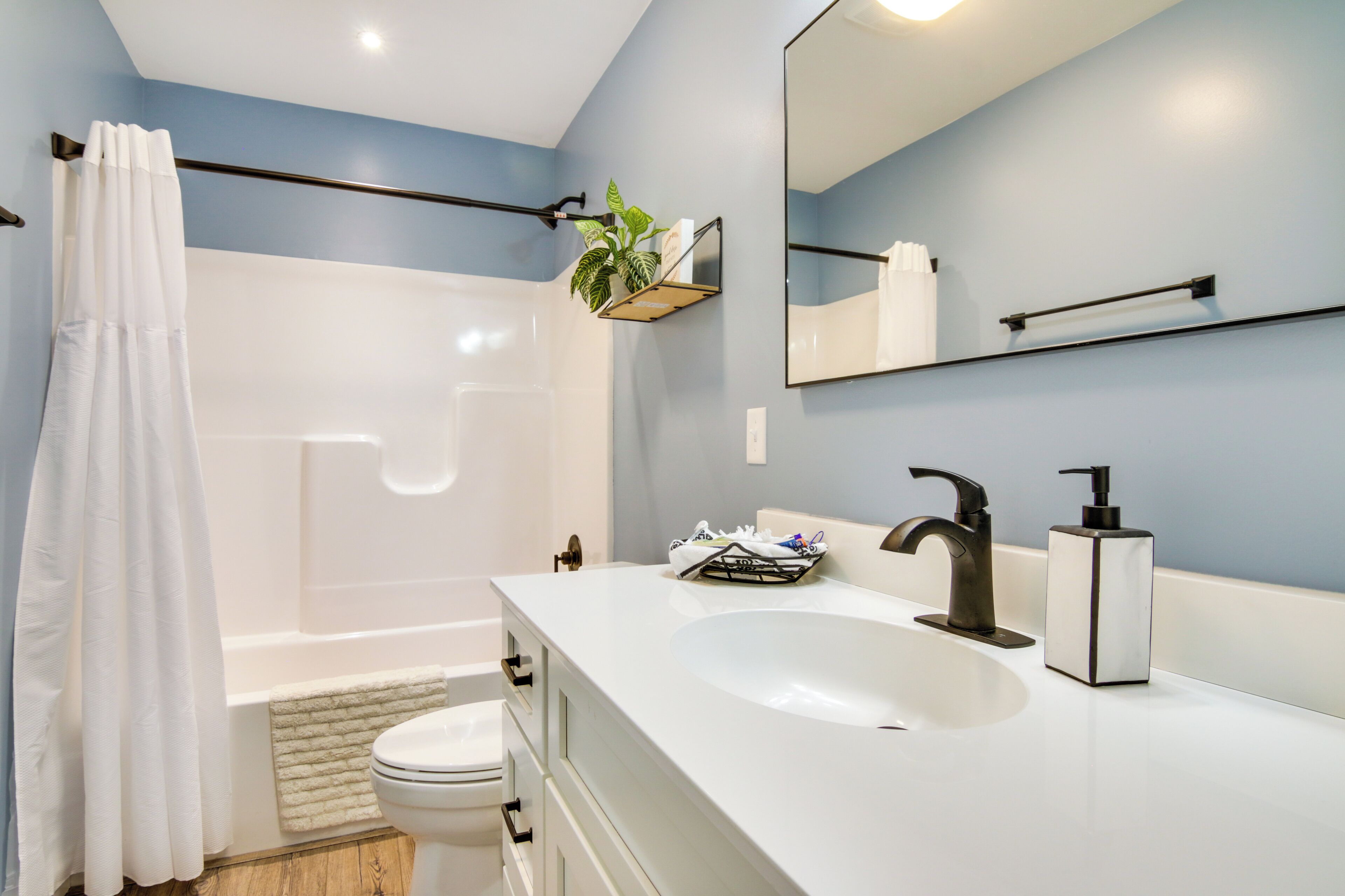 Un baño moderno con bañera, inodoro y lavamanos.