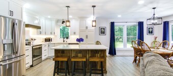 2 Mi to Beach! Hot Tub Haven Christy's Cottage