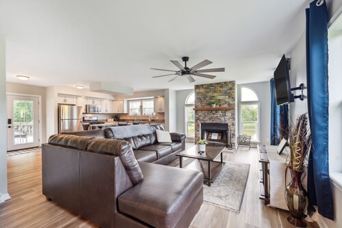 'heaven on the Hill' Retreat w/ Deck + Gas Grill!