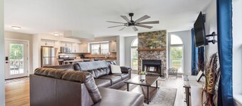 'heaven on the Hill' Retreat w/ Deck + Gas Grill!