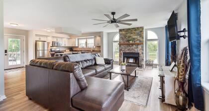 'heaven on the Hill' Retreat w/ Deck + Gas Grill!