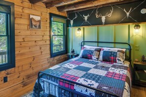 Interior - Fairhaven Harbor-front Gem - Steps From the Water! (Fairhaven)