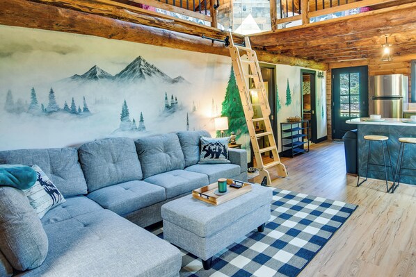 Interior - Fairhaven Harbor-front Gem - Steps From the Water! (Fairhaven)