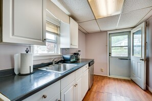 Appartement (2 Bedrooms) | Privékeuken | Een microgolfoven, een oven, een kookplaat, een vaatwasser