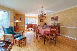 Dining - Virginia Retreat w/ Deck, 7 Mi to Downtown Roanoke (Roanoke)