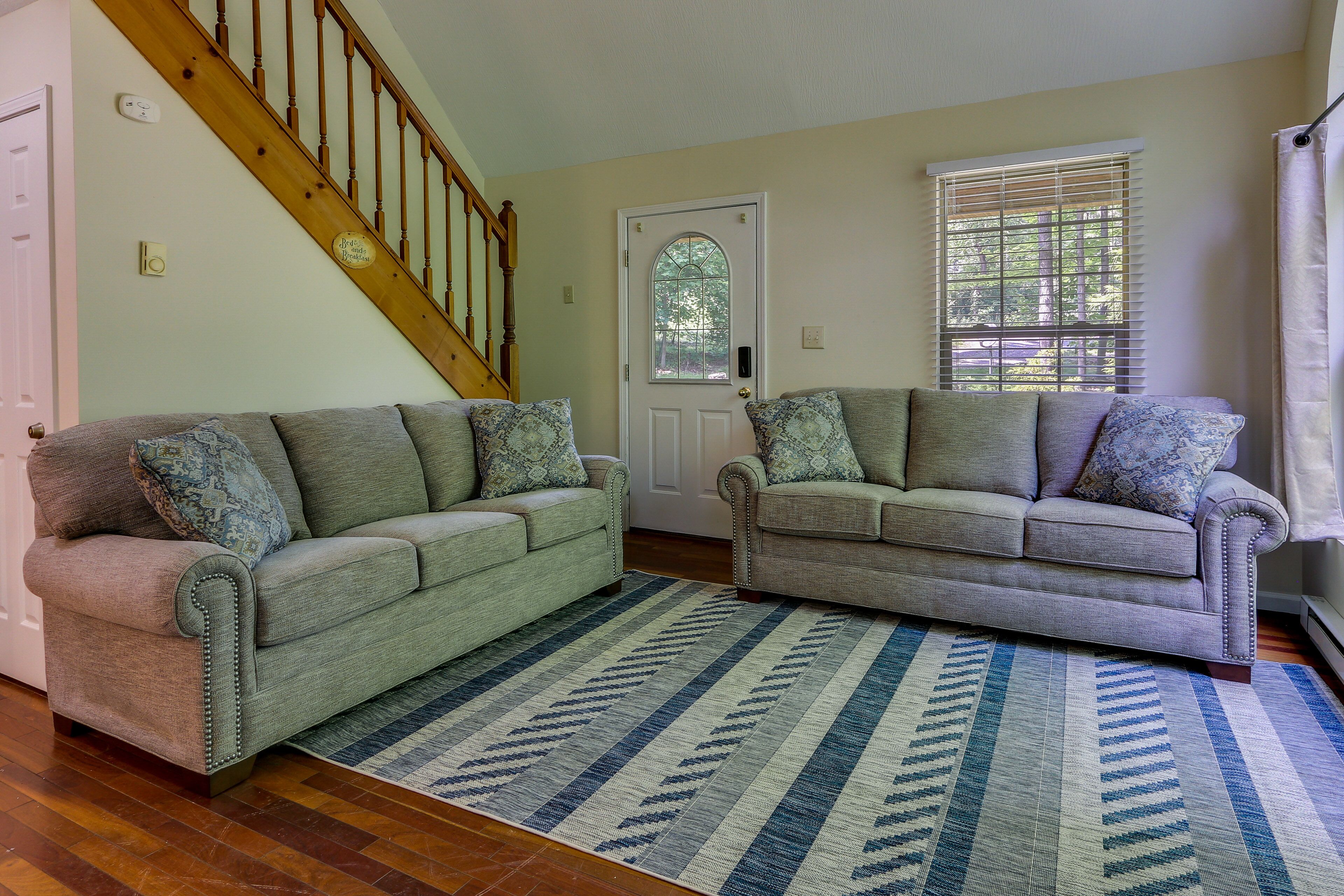 Flat-screen TV, fireplace