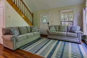 Flat-screen TV, fireplace - Cozy Bainbridge Retreat w/ Fireplace + Deck! (Bainbridge)