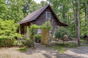 Exterior - Cozy Bainbridge Retreat w/ Fireplace + Deck! (Bainbridge)