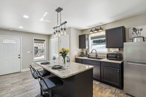 Hickory Hideaway: Pet-friendly Haven w/ Fire Pit!