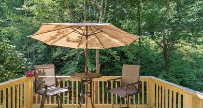 Hickory Hideaway: Patio Paradise w/ Community Pool