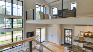 Una vivienda amplia y moderna con una gran cocina integrada, comedor y balcón con mobiliario.