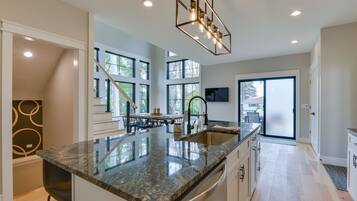 House (4 Bedrooms) | Private kitchen | Microwave, oven, stovetop, dishwasher