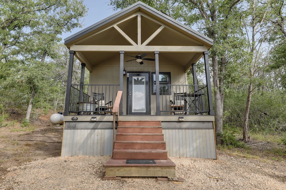 Fishing Pond: Minervas Cottage in West Point! - Cistern, TX