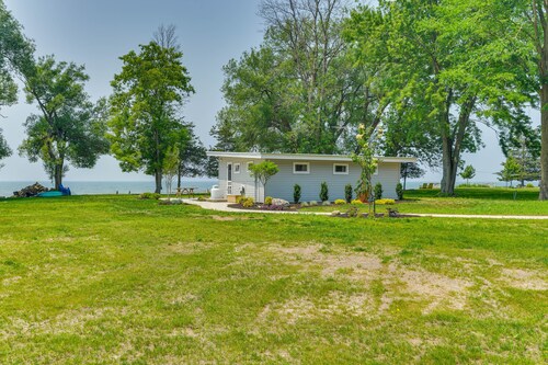 Cozy Beachfront Cottage on Lake Ontario!