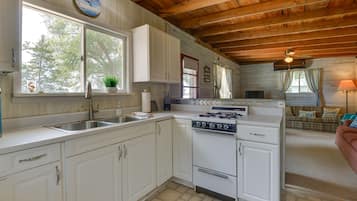 Cottage (2 Bedrooms) | Private kitchen | Microwave, oven, stovetop, cookware/dishes/utensils