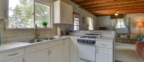 Cottage (2 Bedrooms) | Private kitchen | Microwave, oven, stovetop, cookware/dishes/utensils