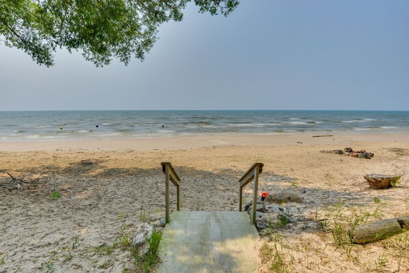Beach - Cozy Beachfront Cottage on Lake Ontario! (Henderson)