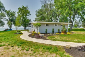 Property grounds - Cozy Beachfront Cottage on Lake Ontario! (Henderson)