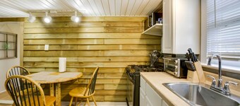 Golden Meadow Getaway: Patio, Grill, and Kayaks!