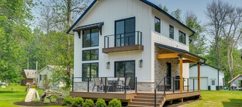 Spacious Lake Ontario Getaway: Steps to Beach!