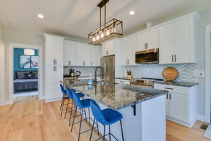 House (4 Bedrooms) | Private kitchen | Microwave, oven, stovetop, dishwasher