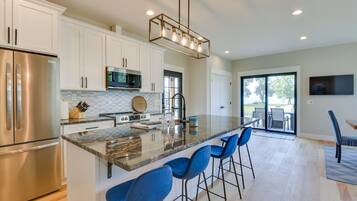 House (4 Bedrooms) | Private kitchen | Microwave, oven, stovetop, dishwasher
