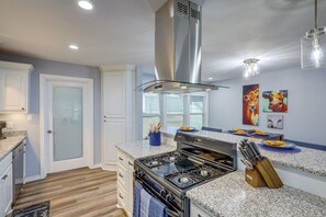 Interior - Sunny Hearne Home Near Universities! (Hearne)