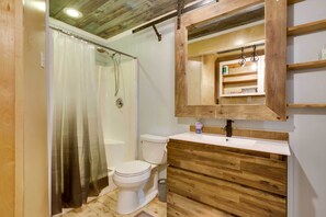 House (1 Bedroom) | Bathroom - Golden Meadow Getaway: Waterfront Retreat w/ Deck (Golden Meadow)