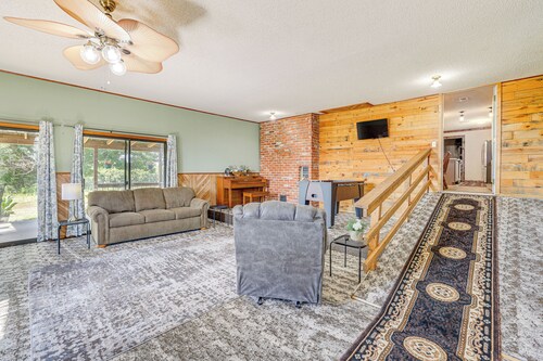 9 Mi to Grove: Home w/ Fire Pit in Southwest City