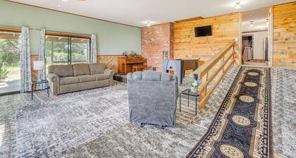 9 Mi to Grove: Home w/ Fire Pit in Southwest City